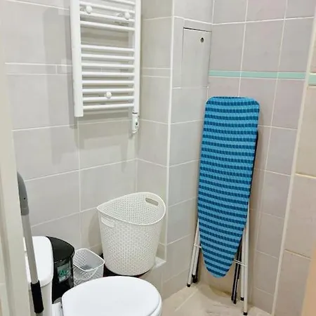 Au Centre De *
